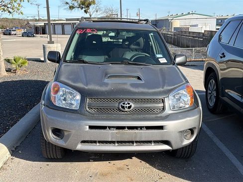 Used 2004 Toyota RAV4 Base image 2