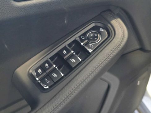 Used 2025 Porsche Macan AWD/4WD image 23