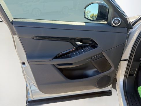 Used 2025 Land Rover Range Rover Evoque S image 21