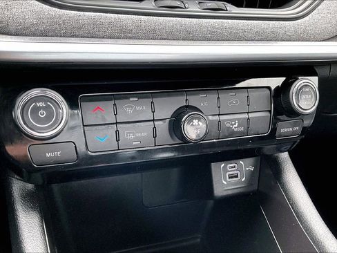 Used 2025 Jeep Compass Sport image 31