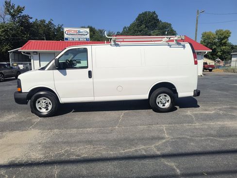 Used 2015 Chevrolet Express 2500 RWD image 2