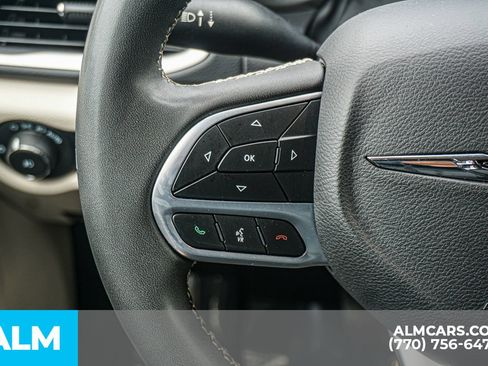 Used 2023 Chrysler Pacifica Touring-L FWD image 29