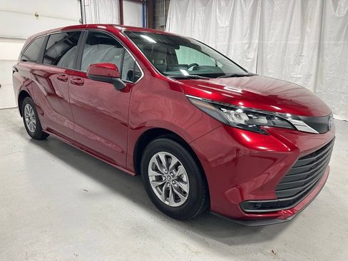 Used 2025 Toyota Sienna LE image 1