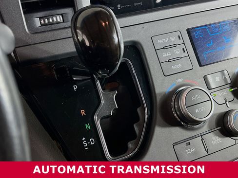 Used 2016 Toyota Sienna XLE Premium image 11