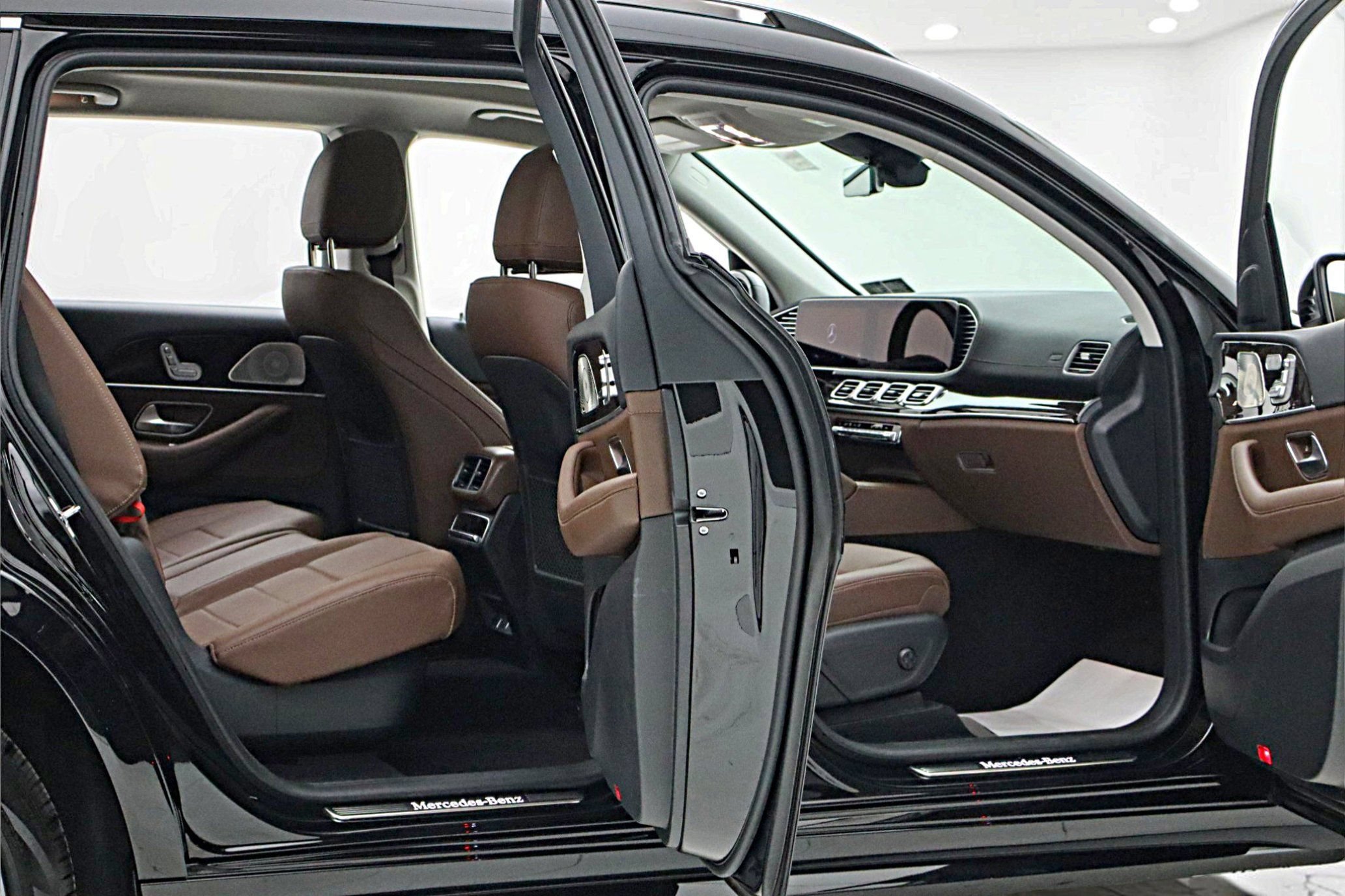 Used 2024 Mercedes-Benz GLS 450 4MATIC image 12