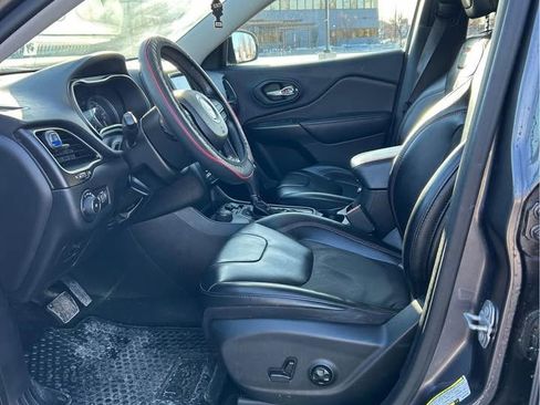 Used 2019 Jeep Cherokee Trailhawk image 9
