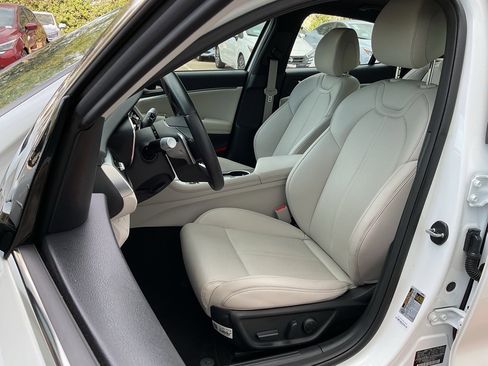 Used 2025 Genesis G70 2.5T image 14