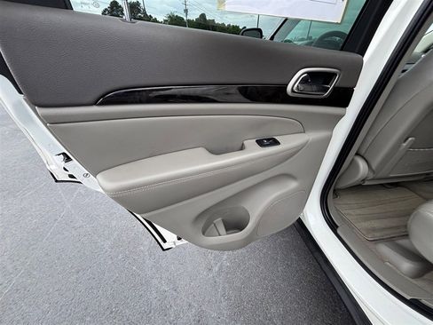 Used 2012 Jeep Grand Cherokee Laredo RWD image 19