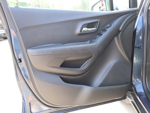 Used 2019 Chevrolet Trax LT w/ LT Convenience Package FWD image 11