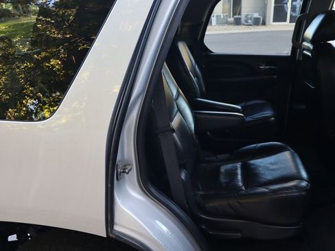 Used 2011 Cadillac Escalade AWD image 23