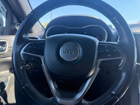 Used 2020 Jeep Grand Cherokee Laredo AWD/4WD image 16