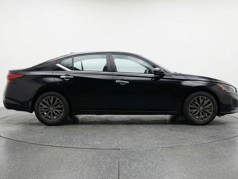 Used 2025 Nissan Altima 2.5 SV image 11