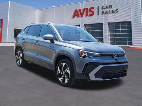 Used 2025 Volkswagen Taos SE AWD/4WD image 9