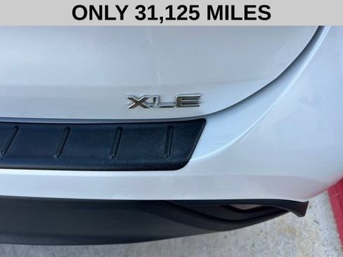 Used 2023 Toyota Highlander XLE FWD image 4