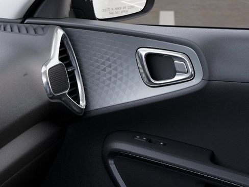 Used 2025 Kia Soul LX w/ LX Technology Package FWD image 25