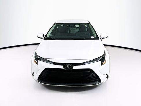 Used 2025 Toyota Corolla LE w/ Convenience Package image 2