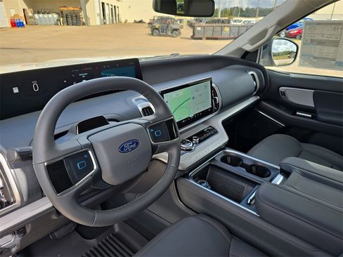 New 2025 Ford Expedition Active image 17