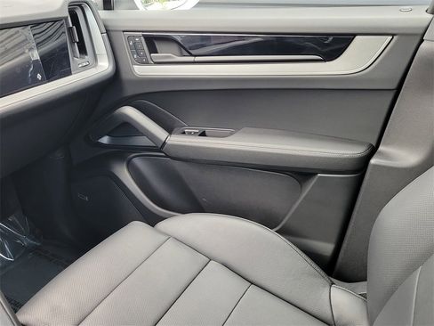 Used 2025 Porsche Cayenne Base image 23