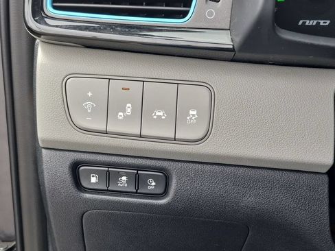 Used 2018 Kia Niro EX Premium FWD image 18