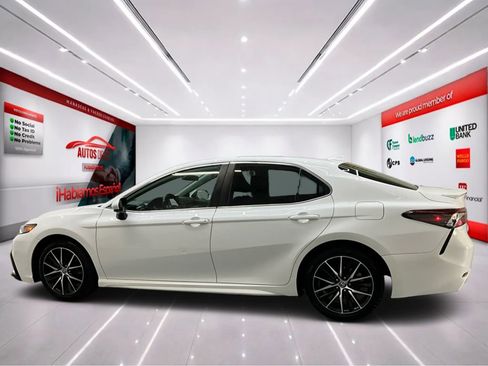 Used 2021 Toyota Camry SE image 5