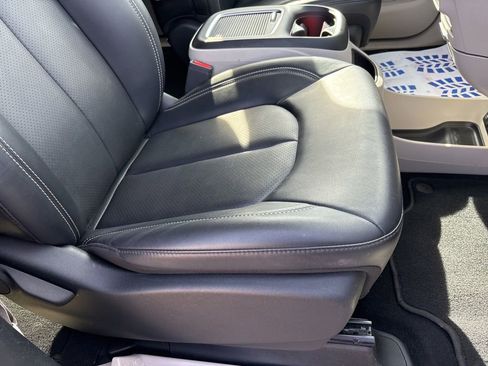 Used 2024 Chrysler Pacifica Touring-L image 27