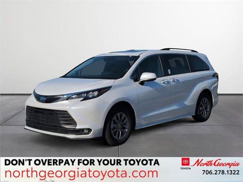 Used 2025 Toyota Sienna XLE image 1