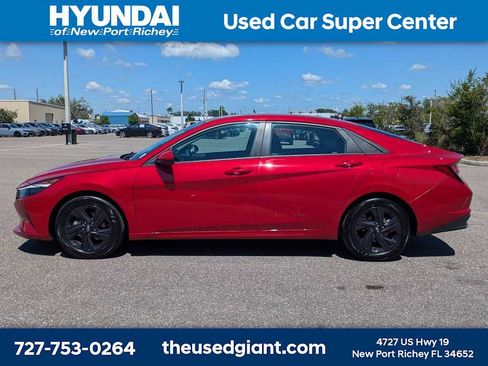 Used 2023 Hyundai Elantra SEL w/ Cargo Package FWD image 2