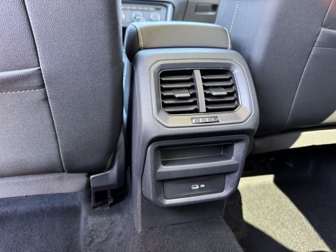 Used 2022 Volkswagen Taos SE w/ Panoramic Sunroof Package FWD image 34