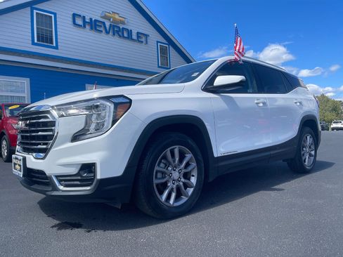 Used 2024 GMC Terrain SLT AWD/4WD image 3