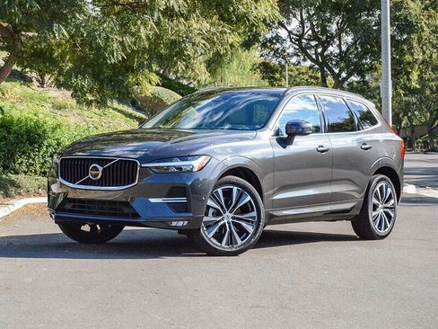 Used 2022 Volvo XC60 B5 Momentum w/ Advanced Package image 1