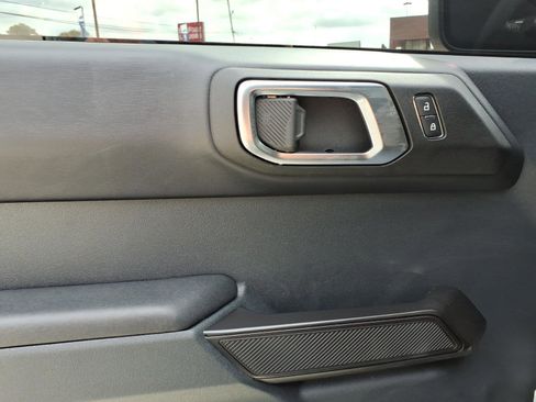 Used 2025 Ford Bronco Badlands image 13