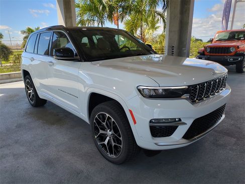 New 2025 Jeep Grand Cherokee Summit image 2