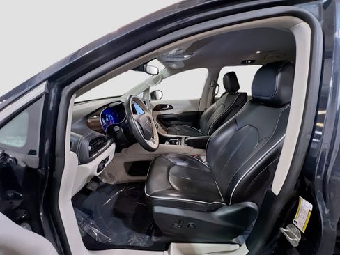 Used 2021 Chrysler Pacifica Limited w/ Premium & Safety Sphere Group FWD image 16