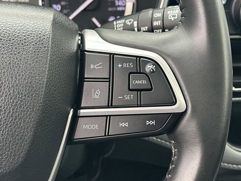 Used 2022 Toyota Highlander XSE image 16