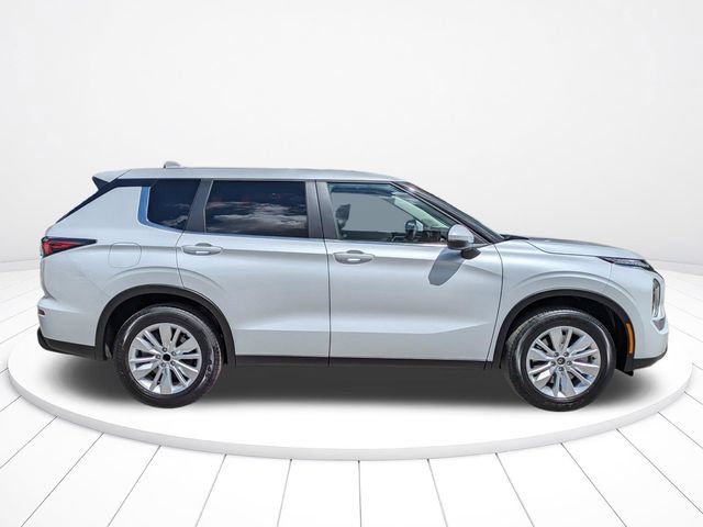 New 2026 Mitsubishi Outlander ES FWD image 3