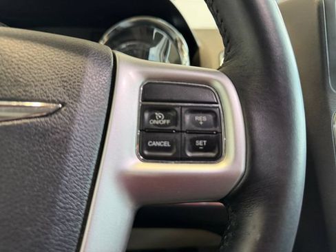 Used 2016 Chrysler Town & Country Touring FWD image 19