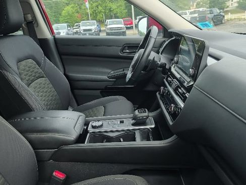Used 2024 Nissan Pathfinder SV AWD/4WD image 13