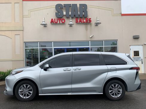 Used 2022 Toyota Sienna XLE AWD/4WD image 4
