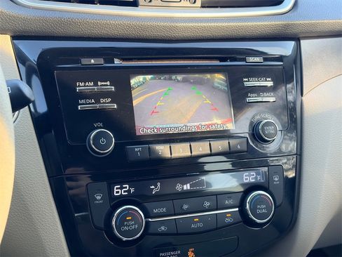 Used 2015 Nissan Rogue SV image 16