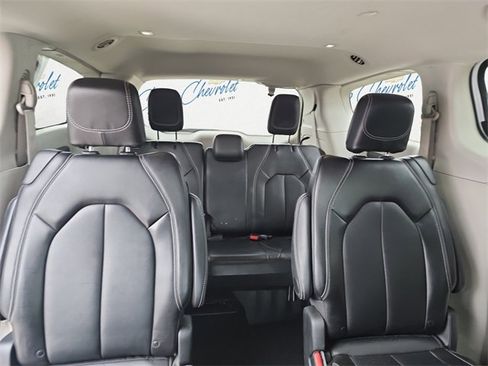 Used 2024 Chrysler Pacifica Touring-L image 11