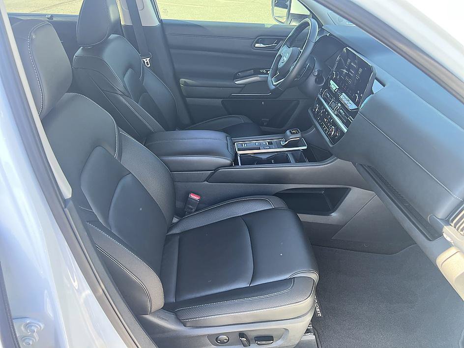 Certified 2025 Nissan Pathfinder SL w/ SL Premium Package FWD image 17