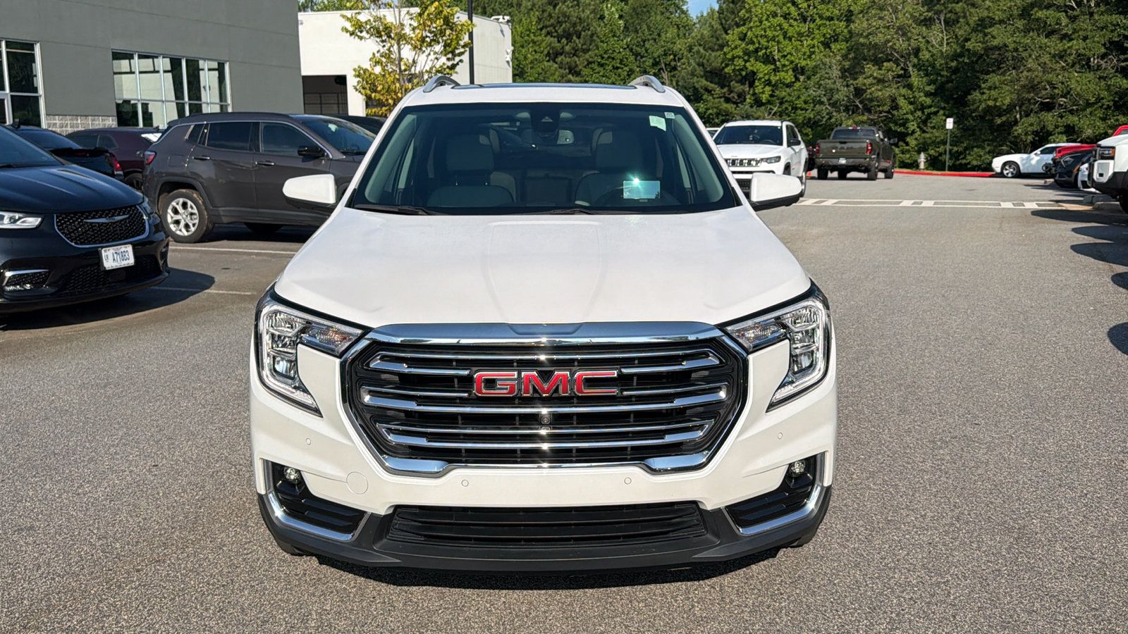 Used 2022 GMC Terrain SLT w/ Infotainment Package II AWD/4WD image 3