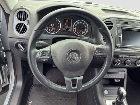 Used 2017 Volkswagen Tiguan S image 10