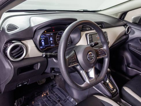 Used 2021 Nissan Versa SV image 5