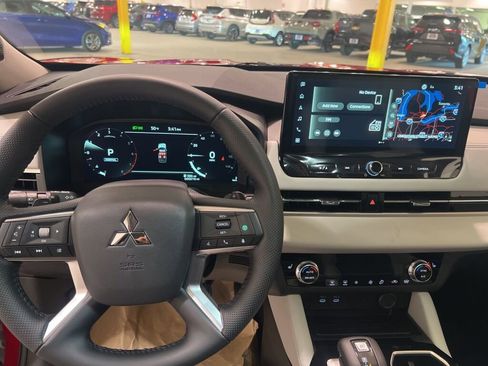 New 2025 Mitsubishi Outlander SE image 19