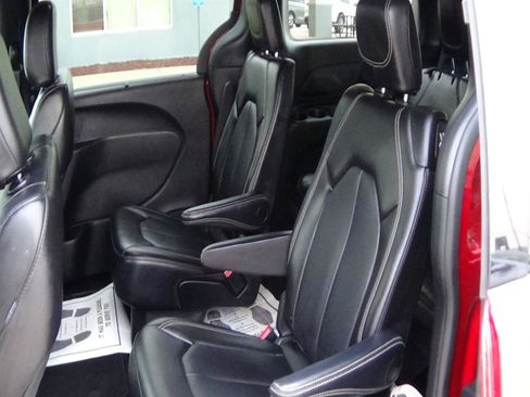 Certified 2025 Chrysler Pacifica Select FWD image 11