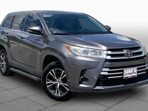 Used 2019 Toyota Highlander LE FWD image 3