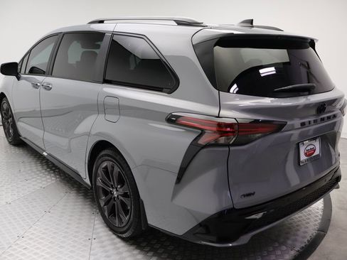 Used 2025 Toyota Sienna XSE w/ XSE Plus Package FWD image 11