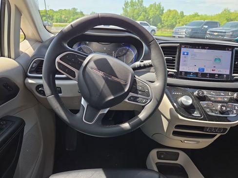 Used 2024 Chrysler Pacifica Touring-L FWD image 25