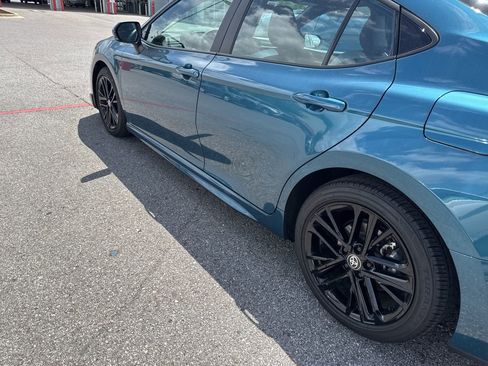 Used 2025 Toyota Camry SE w/ Convenience Package image 5